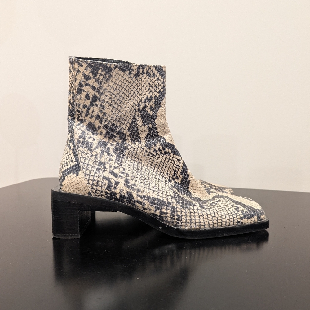 Zara Sz38 off white square toe leather snakeskin print ankle boots